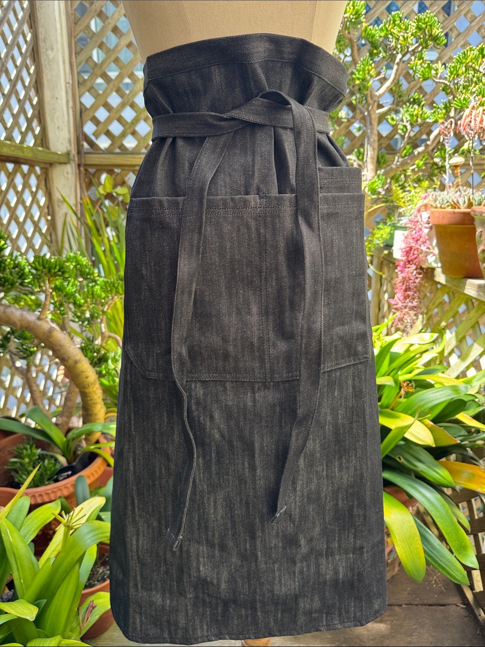 Black Denim Waist Apron with Front Pockets. Chef/Shop. 30”x 31”. UNISEX.NWT